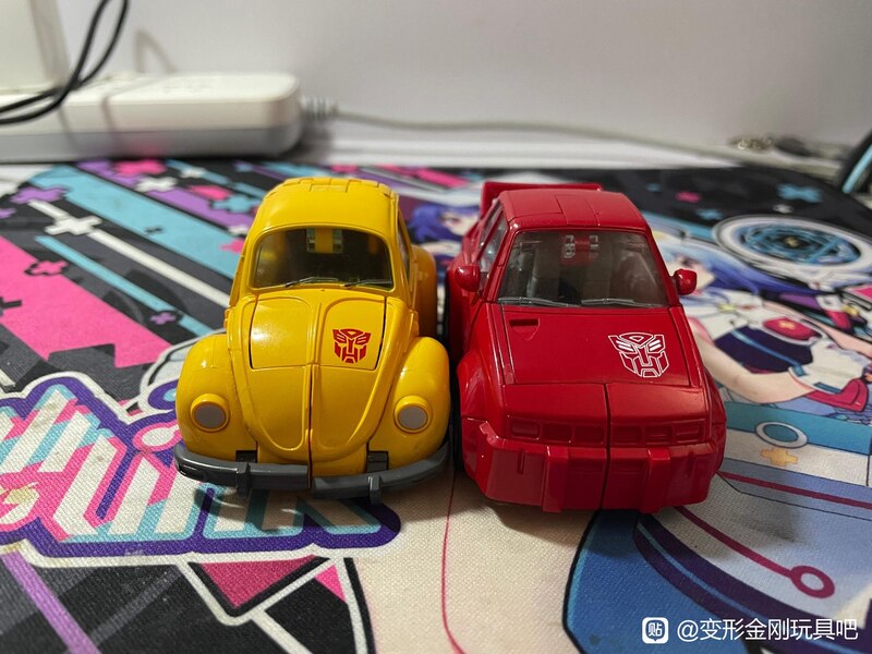 Transformers Masterpiece MP Cliffjumper In Hand Image Compared  (6 of 12)